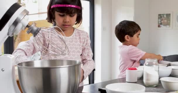 Chica Niño Añadiendo Ingredientes Tazón Batidora Cocina — Vídeo de stock