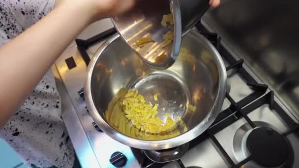 Niño Haciendo Jabón Cocina — Vídeos de Stock