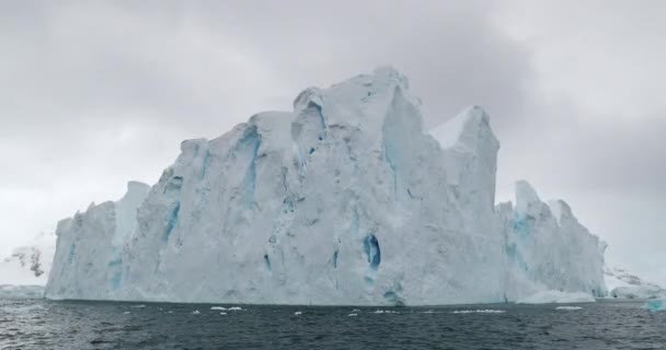 Pinnacled Eisberg Neko Harbor Bewölkten Tag Antarktische Halbinsel Antarktis — Stockvideo