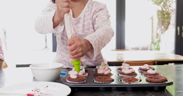 Fille Décoration Cupcakes Avec Glaçage — Video