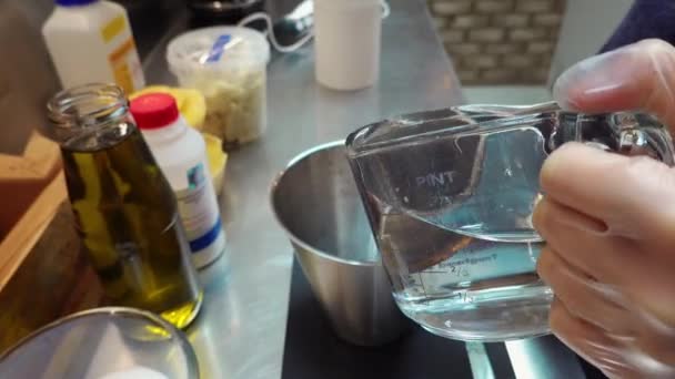 Junge Macht Seife Gießt Wasser Schüssel Auf Küchenwaage — Stockvideo