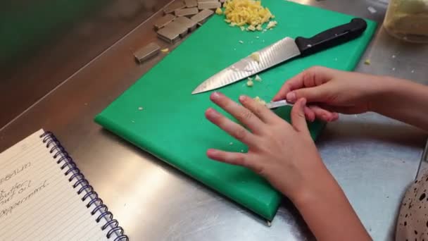 Niño Haciendo Jabón Cocina — Vídeos de Stock