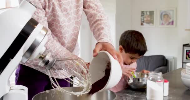 Menina Menino Adicionando Ingredientes Tigela Misturador Cozinha — Vídeo de Stock