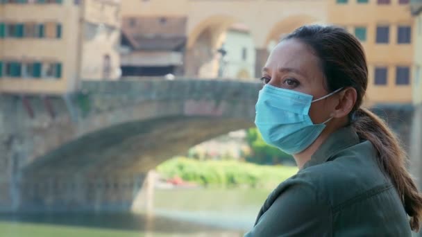 Mulher Máscara Cirúrgica Frente Ponte Vecchio Florença Toscana Itália — Vídeo de Stock