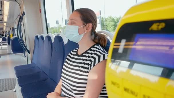 Yüz Maskesi Takan Kadın Boş Tramvayda Oturuyor Floransa Toskana Talya — Stok video