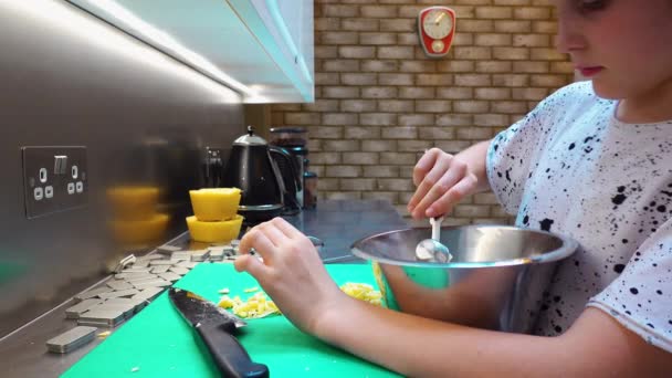 台所で石鹸を作る少年 — ストック動画