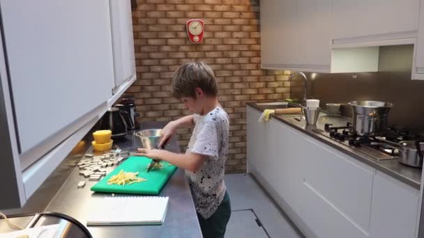 台所で石鹸を作る少年 — ストック動画