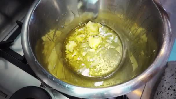 Menino Fazendo Sabão Derretendo Ingredientes Tigela Fogão — Vídeo de Stock