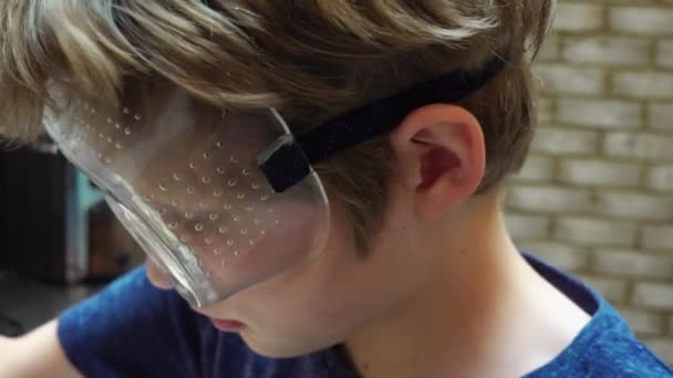 Gözlüklü Çocuk Sabun Yapıyor — Stok video