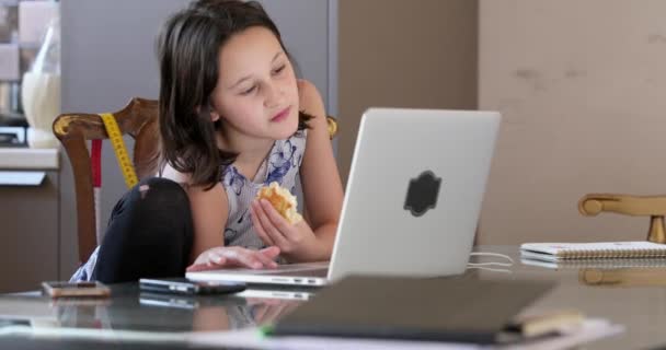 Κορίτσι Που Χρησιμοποιεί Φορητό Υπολογιστή Στο Τραπέζι Στο Σπίτι — Αρχείο Βίντεο