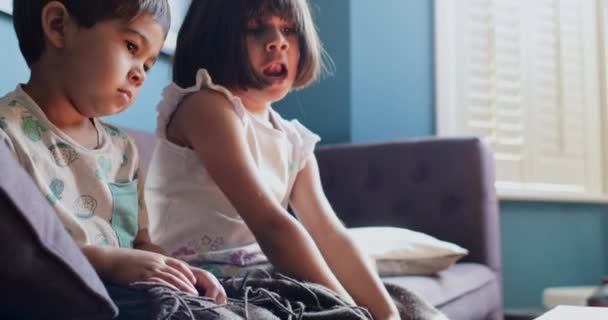 Duas Crianças Assistindo Filme Tablet Casa — Vídeo de Stock
