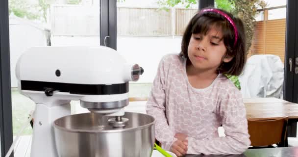 Chica Usando Mezclador Cocina — Vídeos de Stock