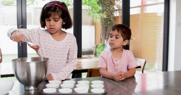 Menina Menino Cozinhando Cupcakes Cozinha — Vídeo de Stock