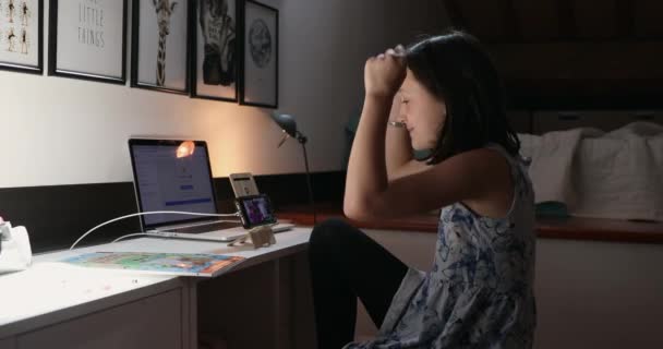 Ragazza Che Videochiamata Alla Scrivania Camera Letto Notte — Video Stock