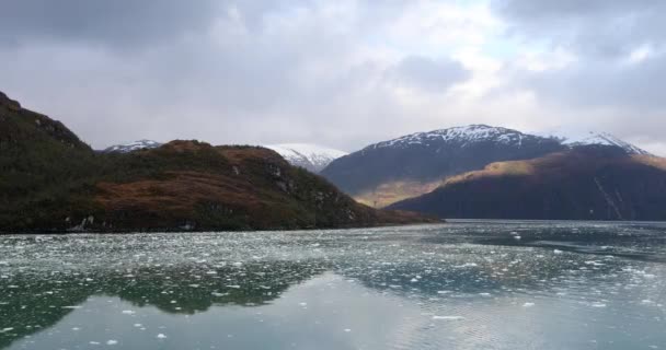 Colline Innevate Riflesse Acqua Con Banchi Ghiaccio Patagonia Cile — Video Stock