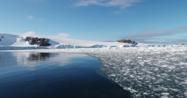 Ijsvlotten Met Sneeuw Bedekte Kust Van Hope Bay Antarctisch Schiereiland — Stockvideo