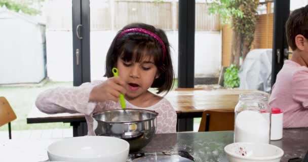 Mädchen Und Junge Backen Der Küche — Stockvideo