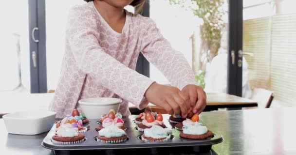 Menina Cupcakes Decoração Com Doces Coloridos — Vídeo de Stock