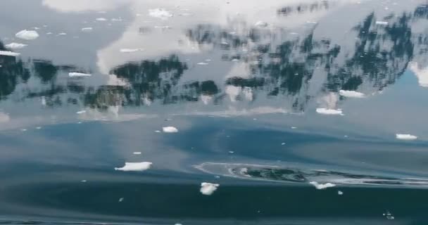 Sneeuw Bedekte Berg Weerspiegeld Water Damoy Point Antarctisch Schiereiland Antarctica — Stockvideo