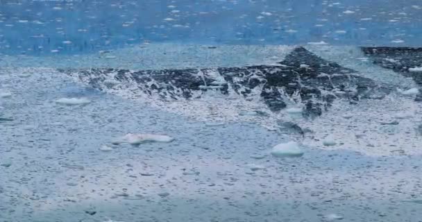 Montañas Cubiertas Nieve Reflejadas Agua Con Témpanos — Vídeo de stock