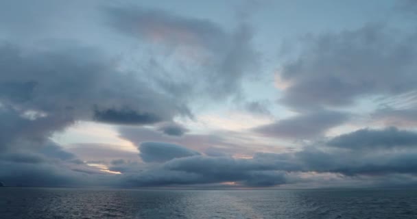 Dramatischer Himmel Über Half Moon Island Bei Sonnenuntergang Antarktis — Stockvideo