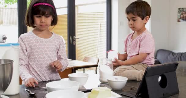 Menina Menino Cozimento Cozinha — Vídeo de Stock