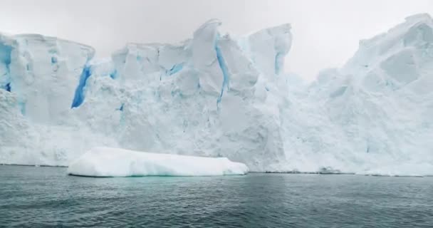 Iceberg Dans Port Neko Par Temps Nuageux Péninsule Antarctique Antarctique — Video