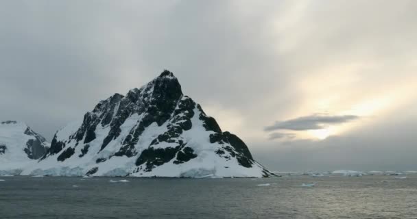 Lemaire Channel Med Snötäckt Berg Vid Solnedgången Antarktis — Stockvideo