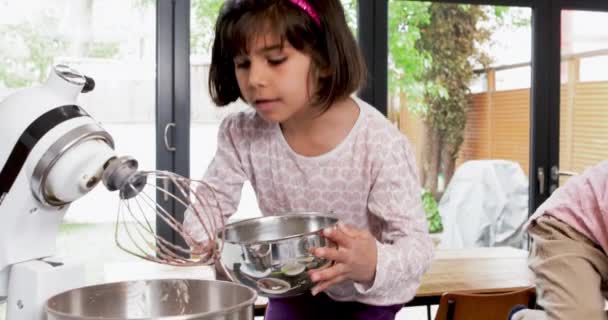 Chica Niño Añadiendo Ingredientes Tazón Batidora Cocina — Vídeo de stock