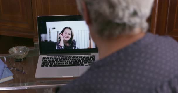 Donna Anziana Che Videochiamata Con Nipote — Video Stock