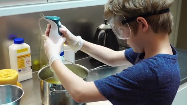 Çocuk Sabun Yapıyor Tenceredeki Malzemeleri Elektrikli Mikserle Karıştırıyor — Stok video