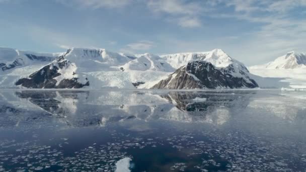 Snötäckta Berg Och Isflak Vatten Vid Neko Hamn Antarktiska Halvön — Stockvideo