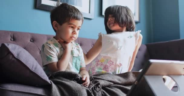 Due Bambini Che Guardano Film Tablet Casa — Video Stock