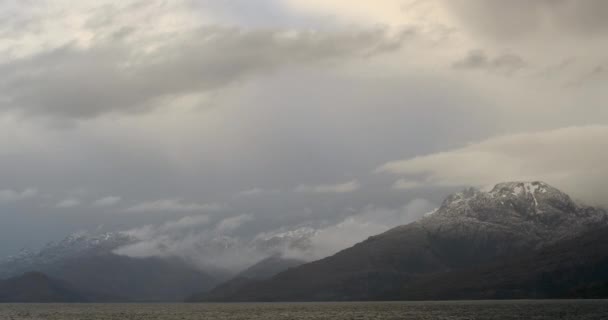 Wolken Die Besneeuwde Heuvels Kanalen Bedekken Patagonië Chili — Stockvideo