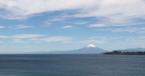 Ośnieżony Wulkan Osorno Widziany Przez Jezioro Llanquihue Patagonia Chile — Wideo stockowe