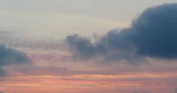Gün Batımında Gökyüzünde Pembe Mavi Bulutlar — Stok video