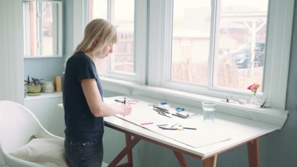 Mulher Desenho Mesa Por Janela Ouvir Música — Vídeo de Stock