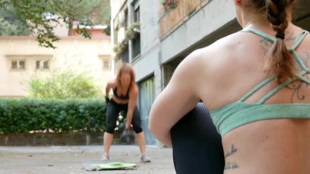 Vrouw Aan Het Trainen Met Dumbell Buiten Een Andere Kijkt — Stockvideo