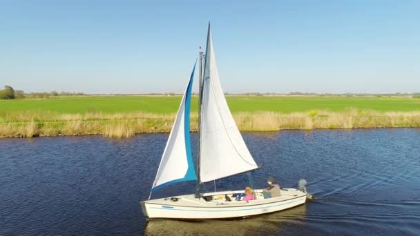 Mädchen Und Jungen Teenageralter Schippern Auf Dem Fluss Broek Friesland — Stockvideo