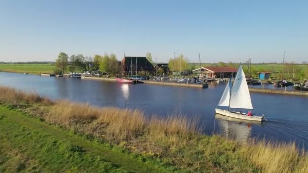 Adolescente Adolescente Navegando Río Broek Frisia Países Bajos — Vídeo de stock