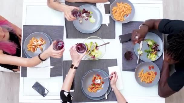 Akşam Yemeğinde Kutlama Yapan Arkadaşlar — Stok video