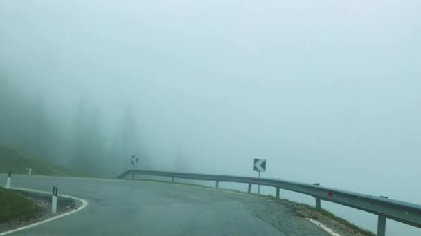 Cabalgando Por Camino Montaña Día Niebla Como Lombardía Italia — Vídeo de stock
