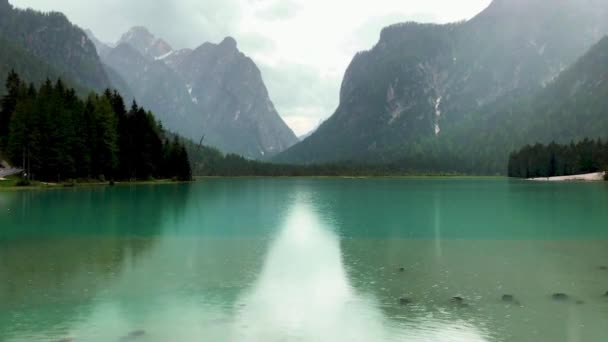 Lago Como Rodeado Montañas Día Lluvioso Lombardía Italia — Vídeo de stock
