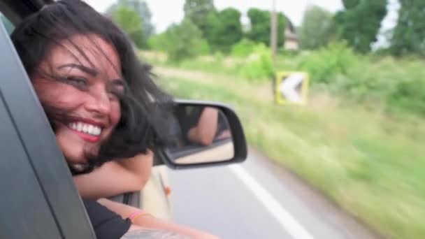 Arabanın Camından Sarkan Gülümseyen Kadın — Stok video