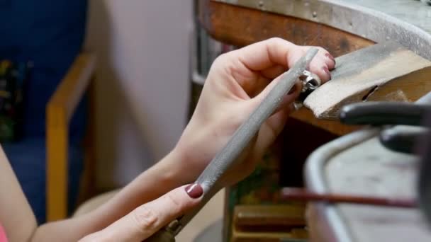 Mujer Trabajando Taller Joyería — Vídeos de Stock