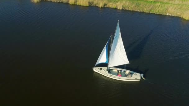 十几岁的女孩和十几岁的男孩在河里航行 Broek Friesland Netherlands — 图库视频影像