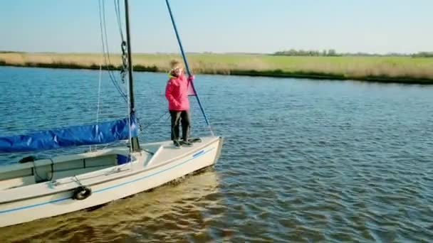 Tenåringsjente Tenåringsgutt Seiler Kanal Solskinnsdag Broek Friesland Nederland – stockvideo