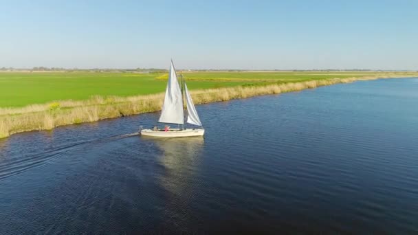 Menina Adolescente Adolescente Navegando Rio Broek Frísia Países Baixos — Vídeo de Stock