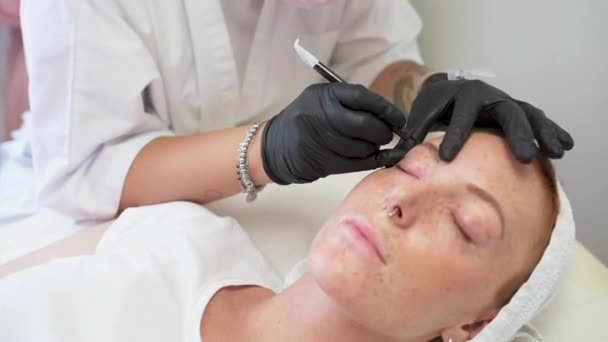 Femme Ayant Des Sourcils Fait Dans Spa Beauté — Video