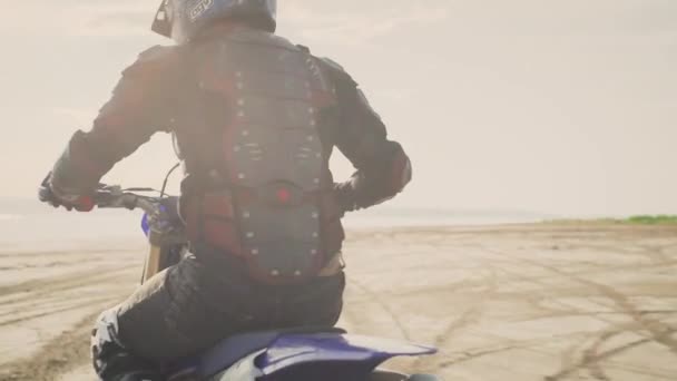 Tylny Widok Kobiety Tylnej Części Kręgosłupa Kasku Jazda Motocyklu Plaży — Wideo stockowe